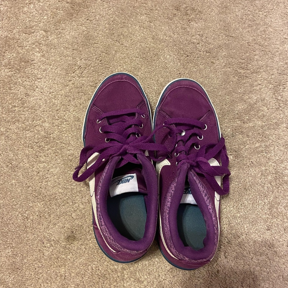 Nike shoes converse lace up